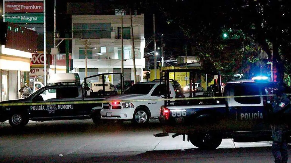 Policías estatales y de investigación acordonaron la zona donde la fachada de una vivienda fue baleada